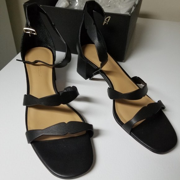 Banana Republic Black Sandalsn- Brand New with Box - Picture 1 of 3